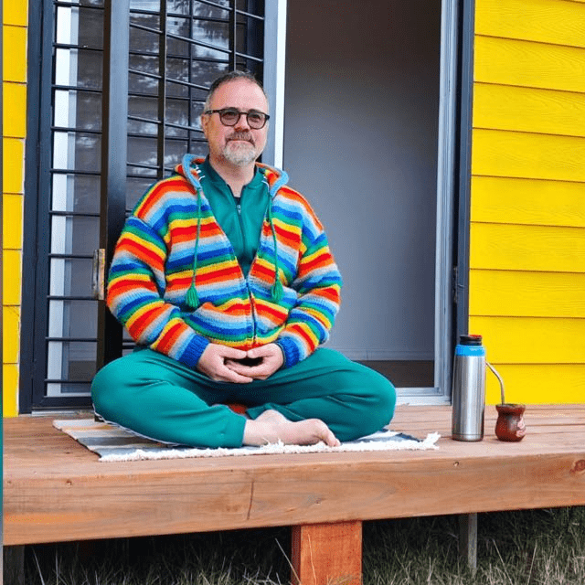 Stefano sentado en posición de meditación en la puerta de la Casa del Silencio.